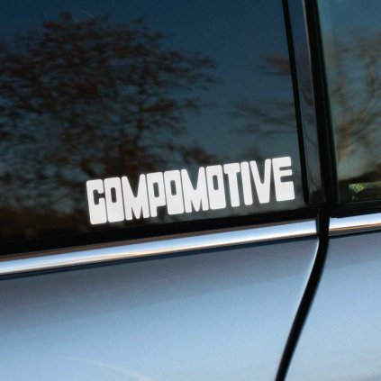 Plotrovaná nálepka COMPOMOTIVE s masívnym blokovým fontom, ideálna ako výrazná tuningová nálepka na auto.