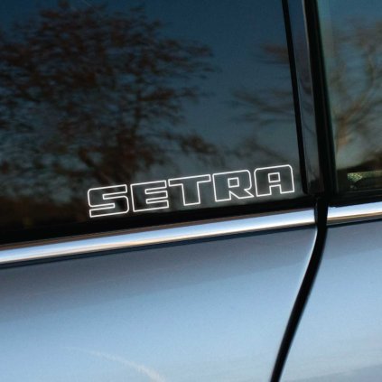 Plotrovaná nálepka SETRA s dutým technickým fontom a zvýraznenými líniami, vhodná ako nálepka na autobus alebo vozidlo značky Setra.