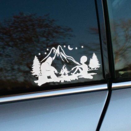 Plotrovaná nálepka so siluetou mimozemšťana a Yettiho pri táboráku v horách, originálna nálepka na auto pre milovníkov sci-fi.