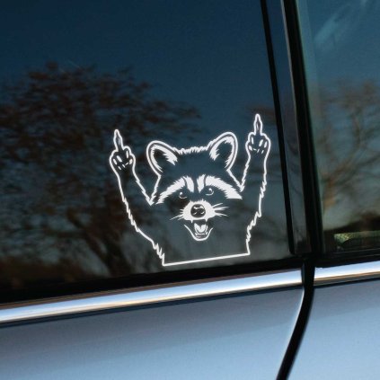 Plotrovaná nálepka agresívneho mývala so vztýčenými prostredníkmi, provokatívna a vtipná nálepka na auto s rebelským štýlom.