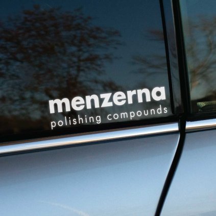 Plotrovaná nálepka na auto s minimalistickým logom Menzerna a popisom „polishing compounds“ v čistom modernom štýle.