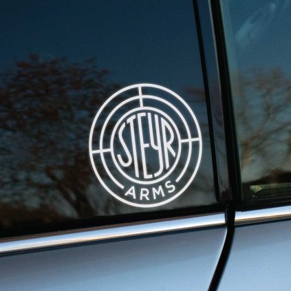 Plotrovaná nálepka na auto s logom Steyr Arms, tvorené kruhovými líniami a výrazným centrálnym nápisom v štýle terča.
