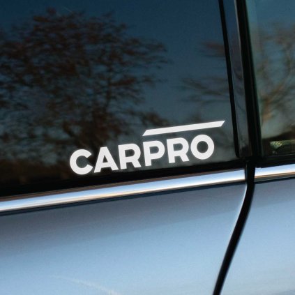 Plotrovaná nálepka na auto s logom CarPro, jednoduchý moderný dizajn s výraznou šikmou líniou nad názvom.