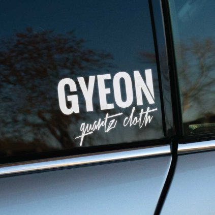 Plotrovaná nálepka na auto s logom Gyeon Quartz Cloth, kombinácia výrazného tlačeného a ručne písaného písma pre dynamický efekt.