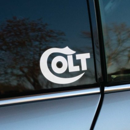 Plotrovaná nálepka na auto s ikonickým logom Colt, tvarovaným do dynamickej krivky pripomínajúcej kohútik pištole.