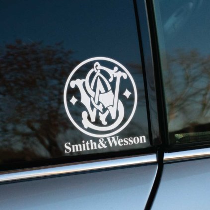Plotrovaná nálepka na auto s logom Smith & Wesson, prepletené písmená v kruhu s ozdobnými prvkami a elegantným nápisom.