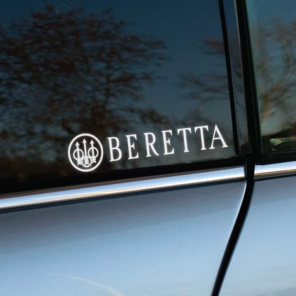 Plotrovaná nálepka na auto s logom Beretta, kruhovým emblémom s tromi šípkami a elegantným nápisom v klasickom písme.