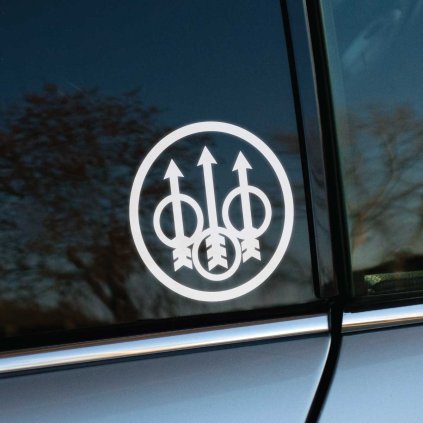 Plotrovaná nálepka na auto s emblémom Beretta, tri šípy smerujúce nahor v kruhovom ráme ako symbol presnosti a tradície.