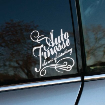 Plotrovaná nálepka na auto s logom Auto Finesse, elegantné kaligrafické písmo doplnené ozdobnými ornamentmi a sloganom.