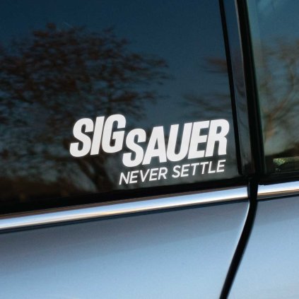 Plotrovaná nálepka na auto s logom SIG SAUER a sloganom „Never Settle“ v dynamickom, mierne naklonenom písme pre športový efekt.
