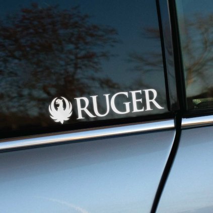 Plotrovaná nálepka na auto s logom Ruger, siluetou fénixa vedľa elegantného nápisu v klasickom serifovom písme.