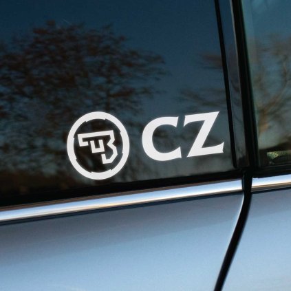 Plotrovaná nálepka na auto s logom CZ, moderný kruhový emblém so zbraňovým motívom a výrazným skratkovým nápisom vedľa.