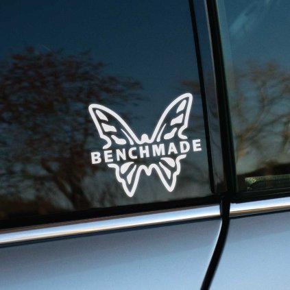 Plotrovaná nálepka na auto s logom Benchmade, siluetou motýľa s detailnými výrezmi a nápisom umiestneným cez jeho telo.