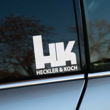 Plotrovaná nálepka na auto s logom Heckler & Koch, masívne iniciály HK s čistým nápisom pod nimi v modernom štýle.