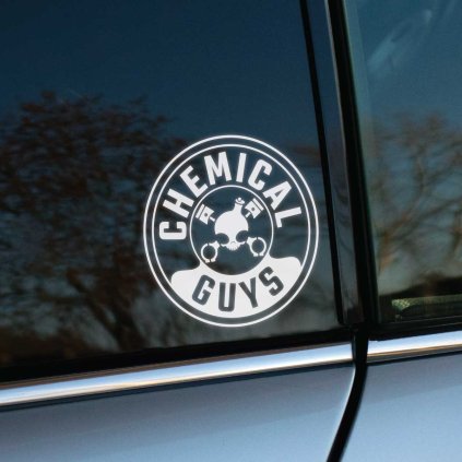 Plotrovaná nálepka na auto s logom Chemical Guys, motív lebky s piestami v kruhovom dizajne a výrazným nápisom.
