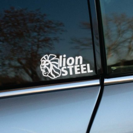 Plotrovaná nálepka na auto s logom LionSteel, dynamická hlava leva v kombinácii s kontrastným nápisom v dvoch úrovniach.