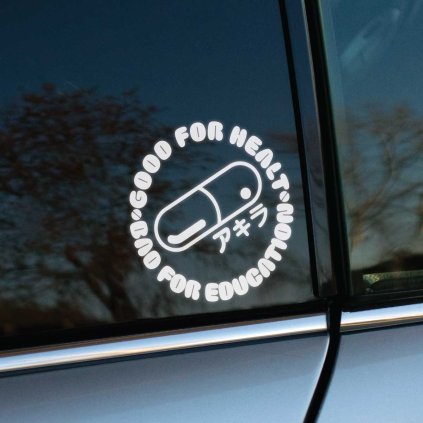 Plotrovaná nálepka na auto s motívom kapsule a nápisom „Good for Health, Not for Education“ v štýle anime Akira.