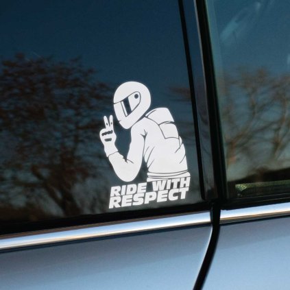 Plotrovaná nálepka na auto s motívom motorkára v prilbe ukazujúceho mierové gesto a nápisom „Ride With Respect“.