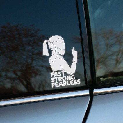 Plotrovaná nálepka na auto s motívom motorkárky v prilbe so šatkou a nápisom „Fast Strong Fearless“.