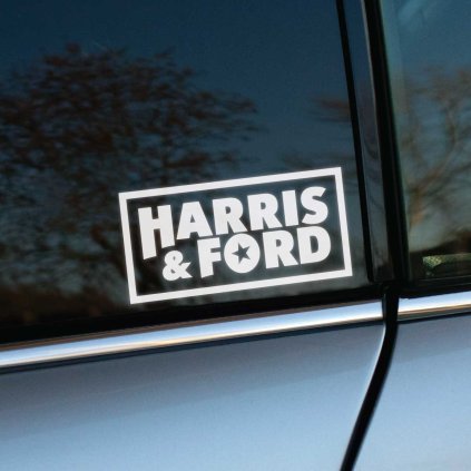 Plotrovaná nálepka „Harris & Ford“ v hranatom ráme s hviezdou v texte, ideálna nálepka na auto pre fanúšikov dua.