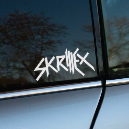 Plotrovaná nálepka „Skrillex“ s ikonickým logom a ostrou typografiou, výrazná nálepka na auto pre fanúšikov dubstepu.