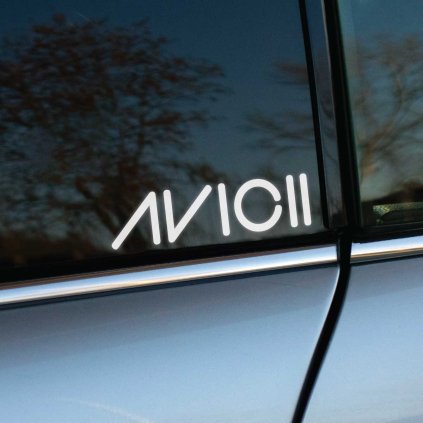 Plotrovaná nálepka „Avicii“ s ikonickým minimalistickým logom, decentná nálepka na auto pre fanúšikov elektronickej hudby.