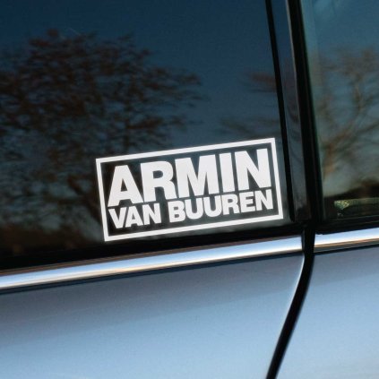 Plotrovaná nálepka „Armin van Buuren“ v masívnom ráme, ikonická nálepka na auto pre fanúšikov trance hudby a DJ legiend.