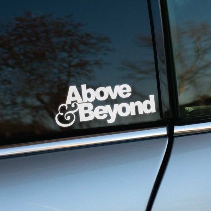 Plotrovaná nálepka „Above & Beyond“ s výraznou typografiou a elegantným ampersandom, štýlová nálepka na auto pre fanúšikov trance hudby.