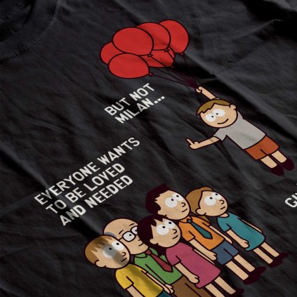 Potlač na tričku s kresleným Milanom a textom „But not Milan…“ medzi skupinou ľudí na čiernom textile.