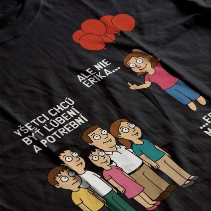 Potlač na tričku s kreslenou Erikou a skupinou ľudí, doplnená slovenským textom o vínnej pohode na čiernom textile.