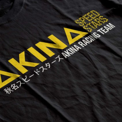 Potlač na tričku s nápisom „AKINA RACING TEAM“ a japonským textom v žlto-bielej typografii na čiernom textile.