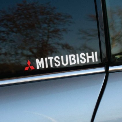 Plotrovaná nálepka na auto s malým červeným logom Mitsubishi a bielym nápisom značky v modernom bezpätkovom písme.