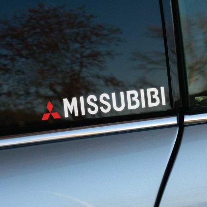 Plotrovaná nálepka na auto s červeným logom Mitsubishi a upraveným nápisom „MISSUBIBI“ v bielom písme ako humorná paródia.