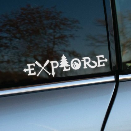 Plotrovaná nálepka na auto s nápisom „EXPLORE“ zdobeným symbolmi prírody ako strom, stopa a šípy pre milovníkov dobrodružstva.