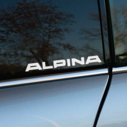 Plotrovaná nálepka s nápisom ALPINA v robustnom technickom písme, ideálna ako športová nálepka na auto.