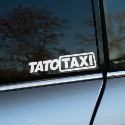 Plotrovaná nálepka s nápisom TATO TAXI v hravom štýle, ideálna ako vtipná nálepka na rodinné vozidlo.