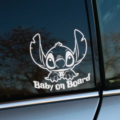 Plotrovaná nálepka na auto s postavičkou Stitch a textom „Baby on Board“ v roztomilom kreslenom prevedení.