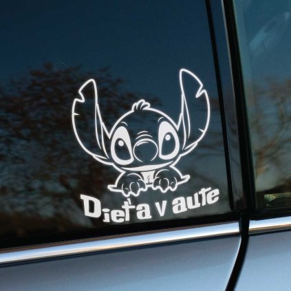 Plotrovaná nálepka na auto s postavičkou Stitch a slovenským textom „Dieťa v aute“ v milom kreslenom dizajne.