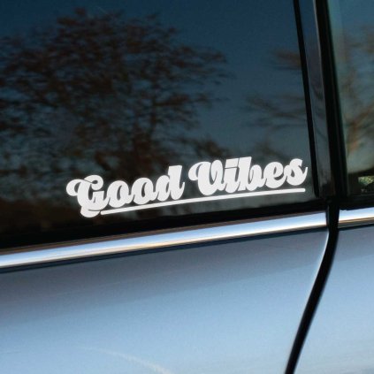 Plotrovaná nálepka na auto s nápisom „Good Vibes“ v hrubom kurzívnom písme s pozitívnym a moderným výrazom.