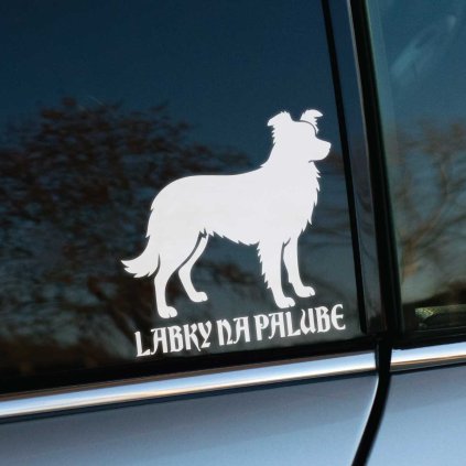 Plotrovaná nálepka na auto s obrysom psa a slovenským textom „Labky na palube“, vhodná na zadné sklo vozidla.