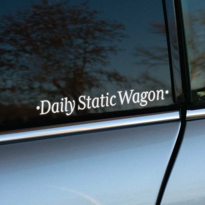 Plotrovaná nálepka s textom „Daily Static Wagon“ v elegantnom serifovom písme, ideálna nálepka na auto pre fanúšikov stance scény.