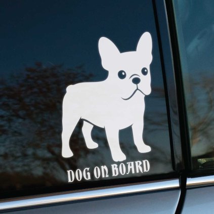 Plotrovaná nálepka na auto s veselým obrysom francúzskeho buldočka a anglickým nápisom „Dog on Board“.