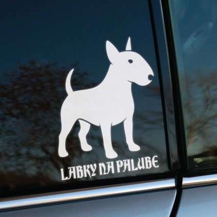 Plotrovaná nálepka na auto s obrysom bullteriéra a slovenským nápisom „Labky na palube“, vhodná pre majiteľov psov.