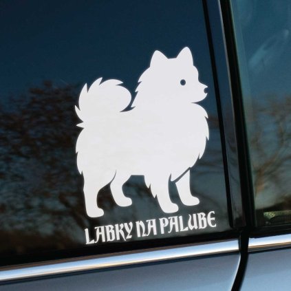 Plotrovaná nálepka na auto s nadýchanou siluetou pomeriana a nápisom „Labky na palube“, ideálna pre fanúšikov malých plemien.