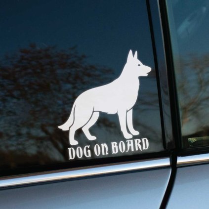 Plotrovaná nálepka na auto s charakteristickým obrysom nemeckého ovčiaka a anglickým textom „Dog on Board“.