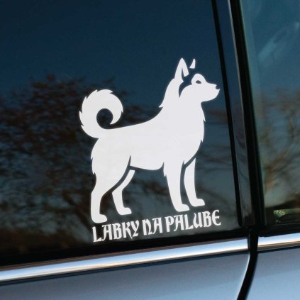 Plotrovaná nálepka na auto s mohutnou siluetou malamuta a nápisom „Labky na palube“, ideálna pre SUV a cestovateľov so psom.