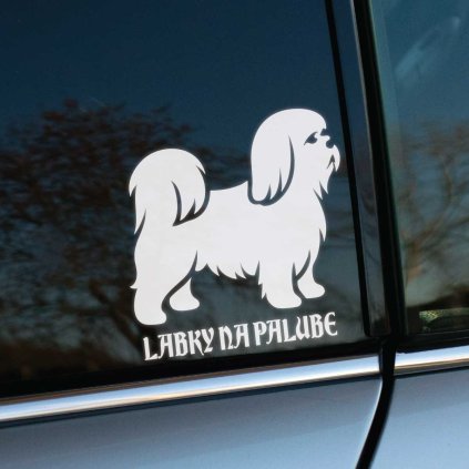 Plotrovaná nálepka na auto s chlpatou siluetou shih-tzu a nápisom „Labky na palube“, ideálna pre fanúšikov spoločenských plemien.