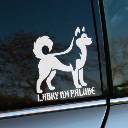 Plotrovaná nálepka na auto s výraznou siluetou huskyho a slovenským nápisom „Labky na palube“, ideálna pre milovníkov severských plemien.
