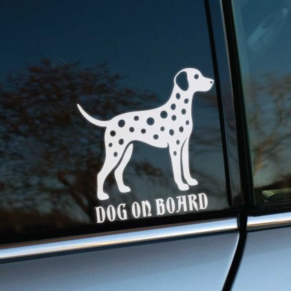 Plotrovaná nálepka na auto s obrysom dalmatínca a anglickým textom „Dog on Board“, vhodná pre milovníkov klasiky.