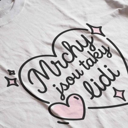 Potlač na tričku s čiernym nápisom „Mrchy jsou taky lidi“ v srdci s ružovým srdiečkom a hviezdičkami. Biele tričko s potlačou.